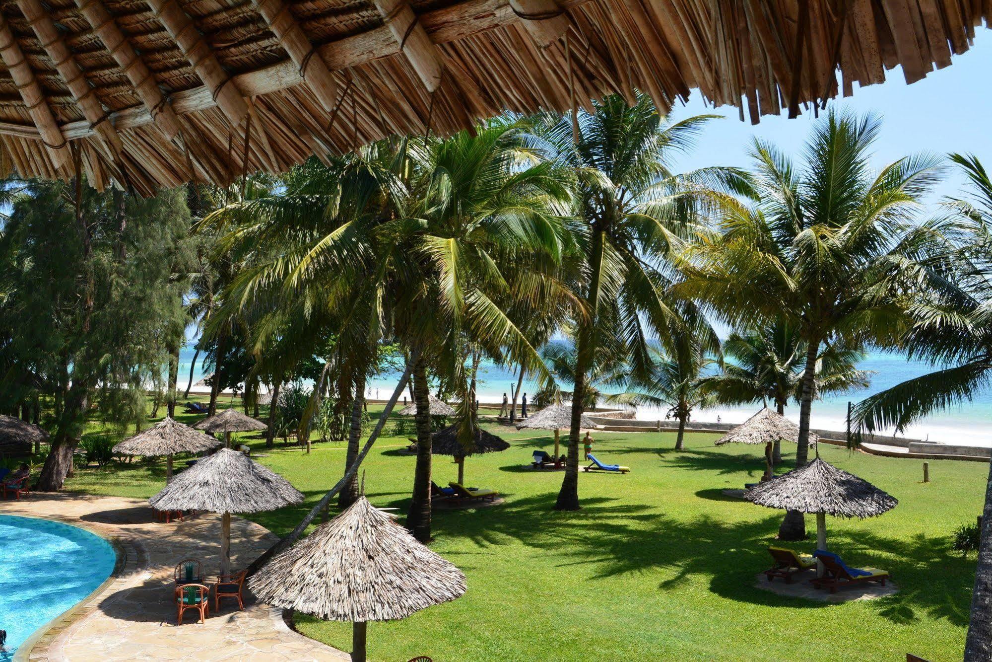 Neptune Palm Beach Boutique Resort & Spa Galu Exterior photo